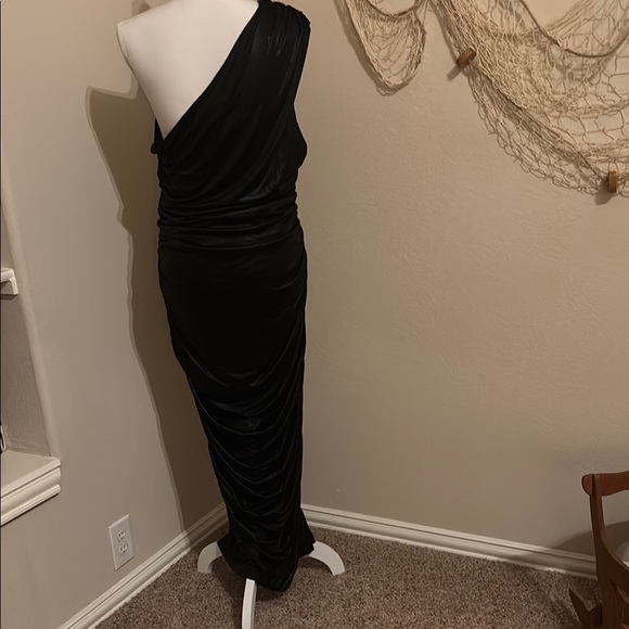 Elegant Black One-Shoulder Dress - Picture 4 of 8